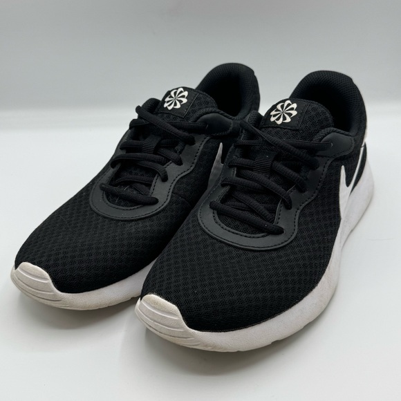 Nike Tanjun Women Running Shoes Sneaker Black White DJ6257-004 Size US 7.5 - Picture 1 of 8